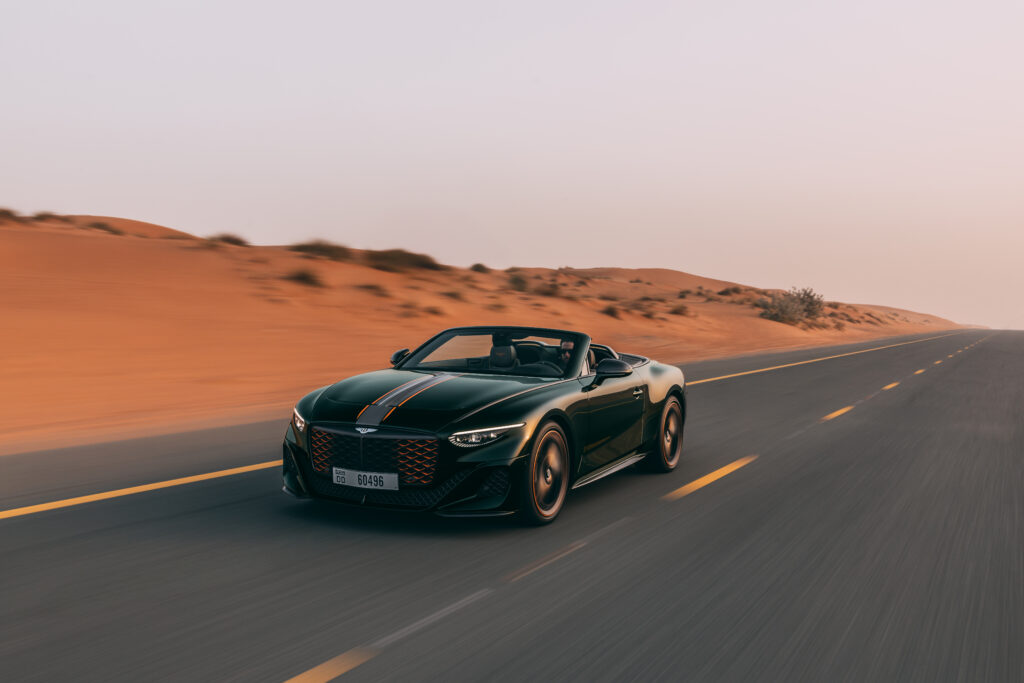 خيارات طلاء ومقصورة فاخرة: تخصيص Bentley مع ألوان متباينة ولمسات ذهبية وردية ثلاثة الأبعاد