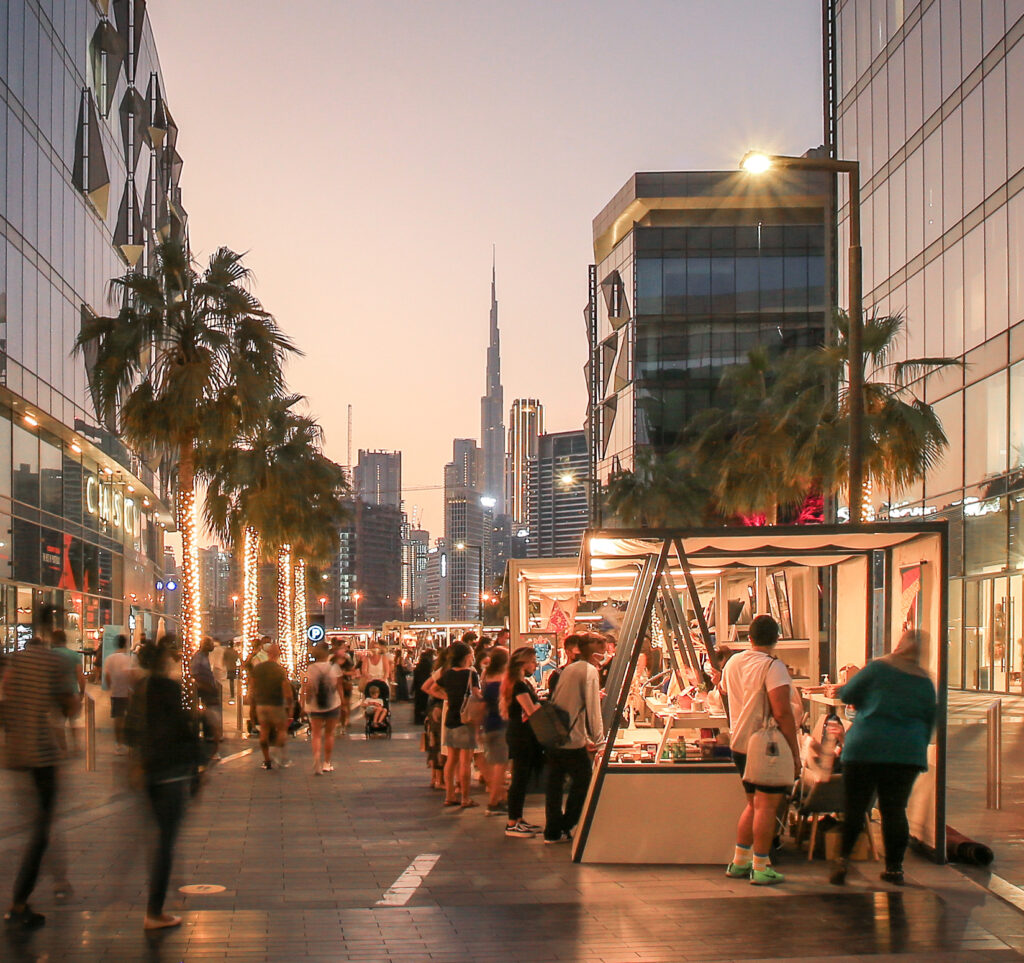 سوق ماركت بليس: نبض الحرفيين ورواد الأعمال في قلب حي دبي للتصميم