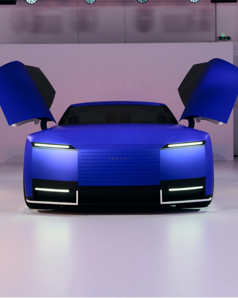 Jaguar Type 00 ، تحفة فنية مستقبلية بلون Ultramarine Blue وعجلات من الألومنيوم المقطوع من كتلة واحدة - مصدر الصورة: Pinterest