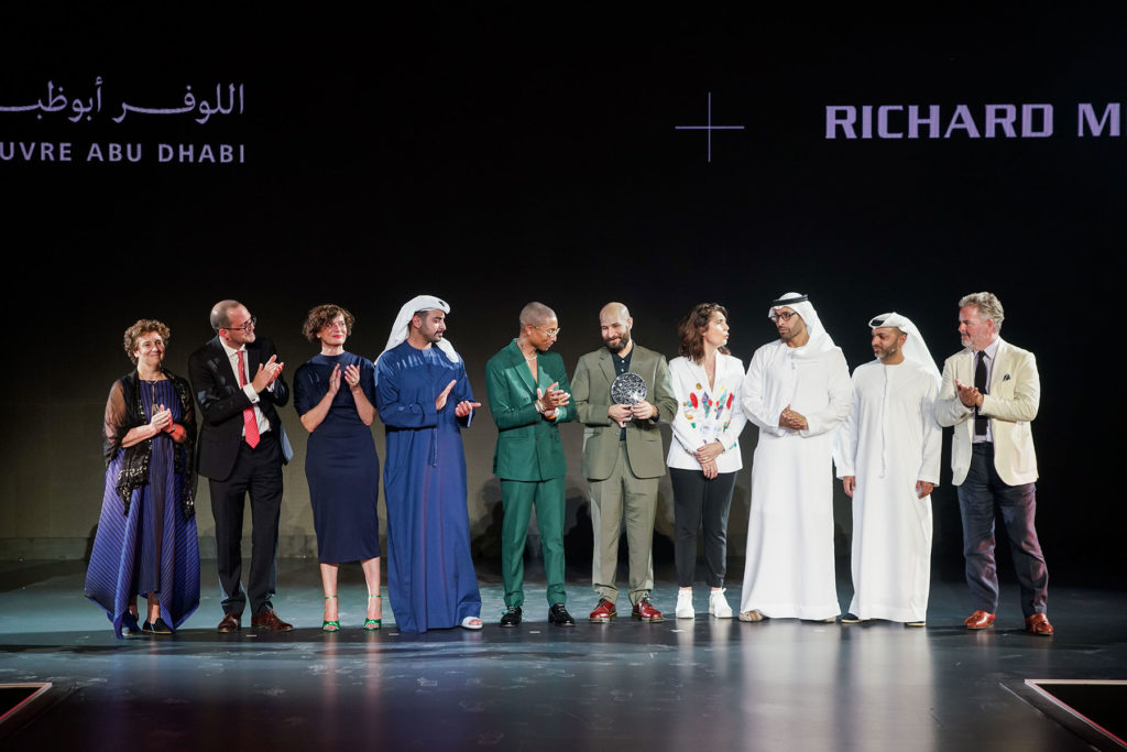 ناصر‭ ‬الزياني <br>الفائز‭ ‬بجائزة‭ ‬ريتشارد‭ ‬ميل‭ ‬للفنون‭ ‬للعام‭ ‬2021 <br>‮«‬أودّ‭ ‬ربط‭ ‬فنّي‭ ‬بثقافة‭ ‬الناس‭ ‬فـي‭ ‬جميع‭ ‬أنحاء‭ ‬الخليج‮»‬