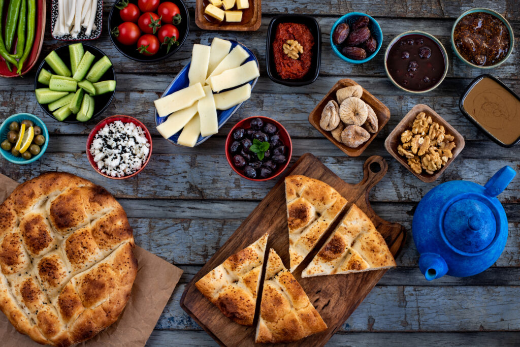 تناول وجبة خفيفة بين الإفطار والسحور يلبّي احتياجات الجسم دون مشاكل هضمية أو زيادة وزن