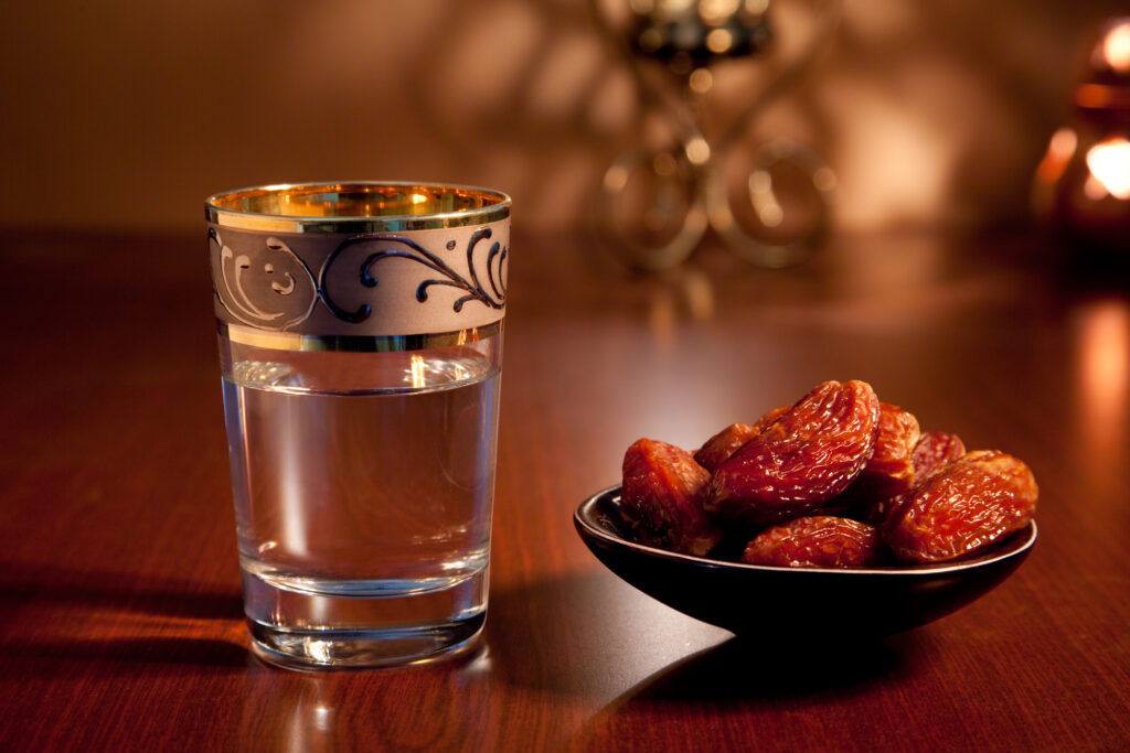 الإفطار يجب أن يبدأ بأطعمة سهلة الهضم مثل التمر، مع استراحات بين الوجبات لترطيب الجسم وتسهيل الهضم