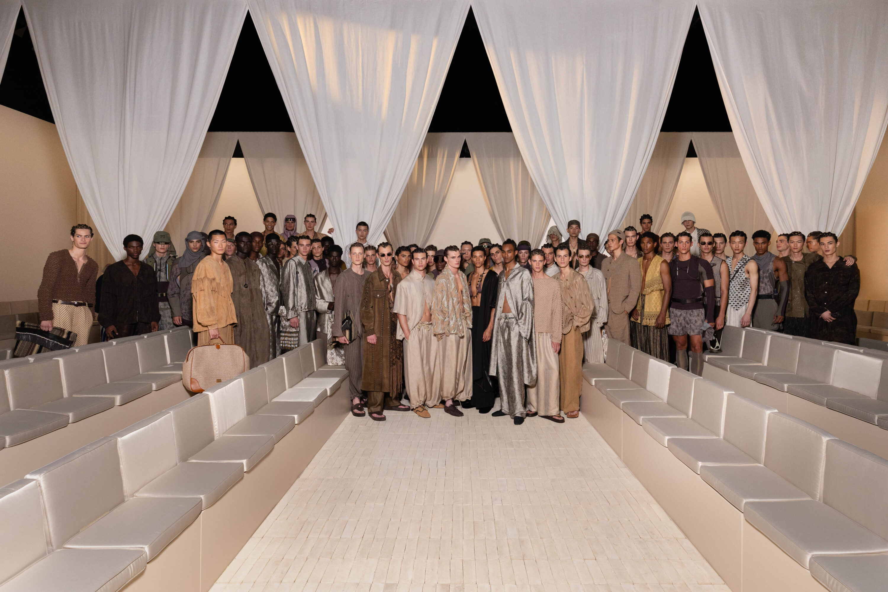 أمبوريو أرماني تكشف مجموعة ربيع وصيف 2026 في أسبوع ميلانو للموضة الرجالية