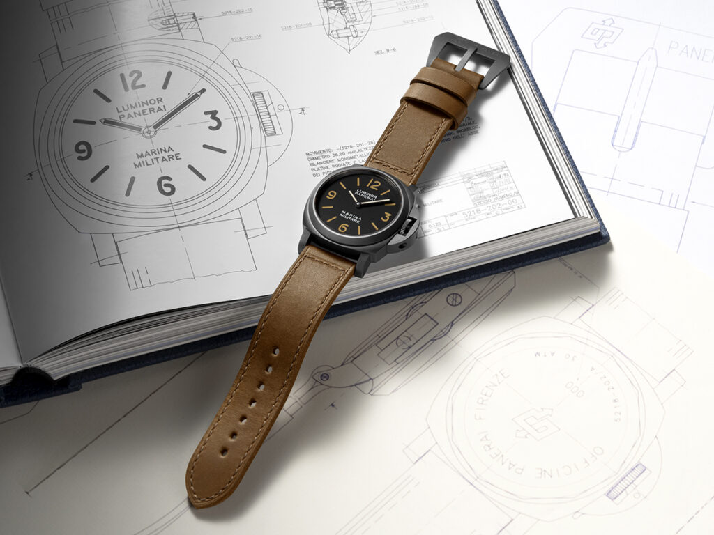 بانيراي تحتفي بجذورها العسكرية بمعرض The Depths of Time وإطلاق ساعة Luminor Marina Militare PAM05218
