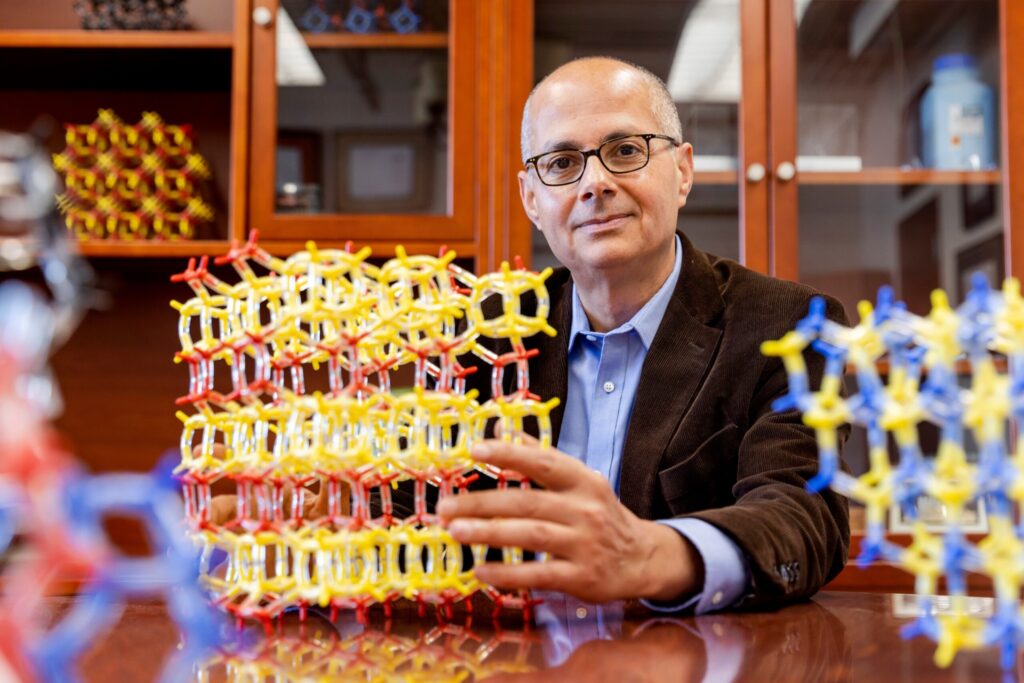 عمر ياغي… العالم الذي حوّل الهواء إلى ماء – مصدر الصورة: حساب Chemistry at Illinois على إنستغرام