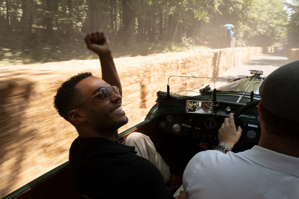 لوسيان لافيسكونت خلف مقود سيارة بنتلي Continental GT Speed بتصميم خاص من Mulliner