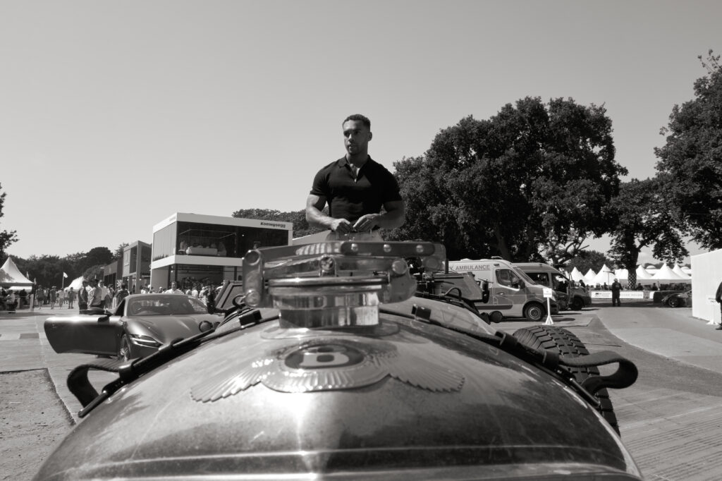 بنتلي تحتفي بإرثها العريق عبر تعيين لوسيان لافيسكونت سفيراً يجسد روح الإلهام والتطور