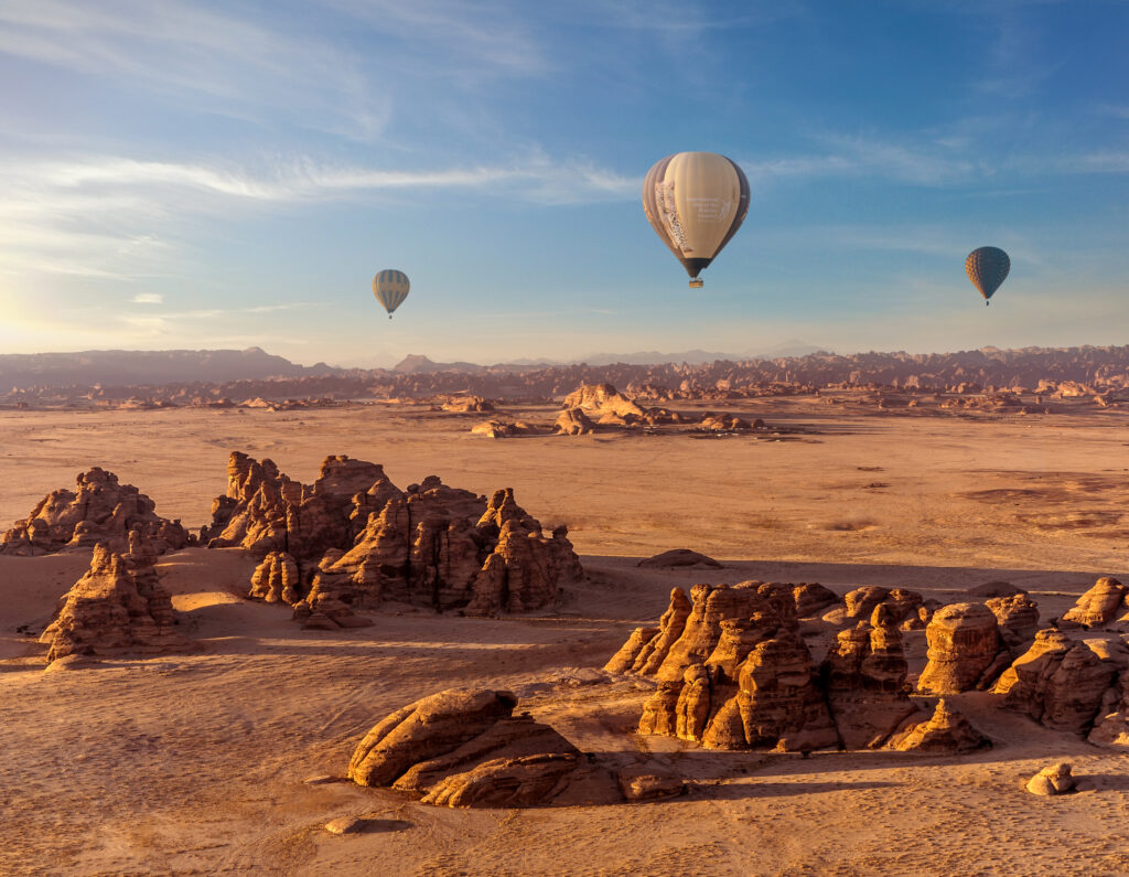 العُلا تطلق موسماً سياحياً جديداً يمزج بين التراث والمغامرة الفاخرة