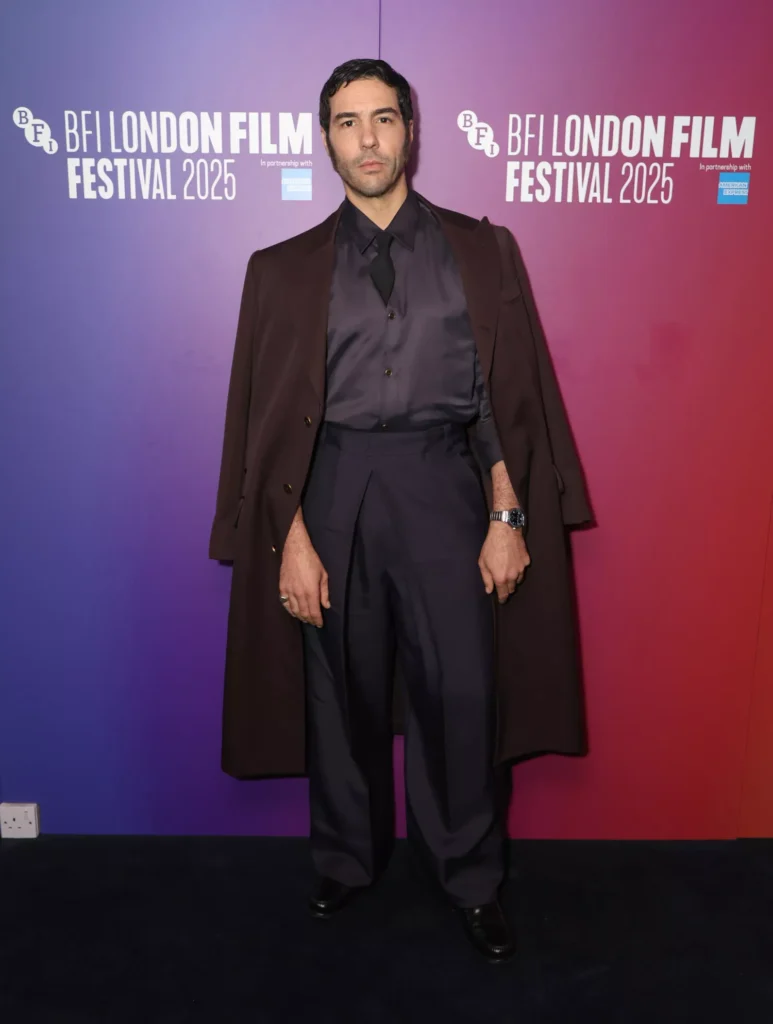 طاهر رحيم يتألق بفخامة وأناقة لويس فويتون في مهرجان لندن السينمائي