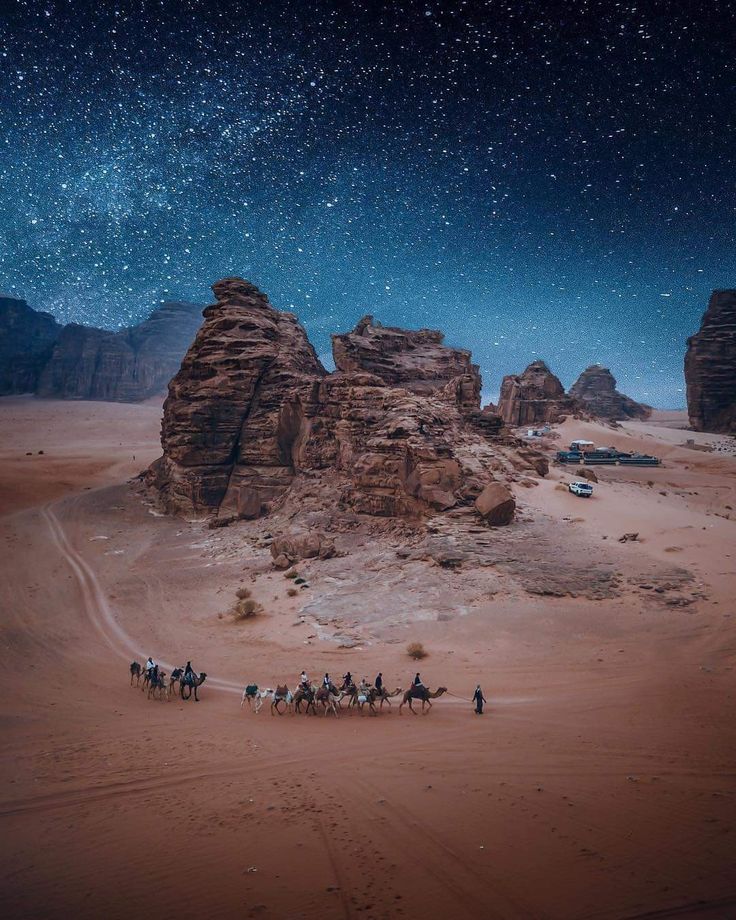 وادي رم في الأردن: مشهد خيالي يجمع بين التاريخ والمغامرة في صحراء القمر المدرجة ضمن التراث العالمي – مصدر الصورة: Pinterest