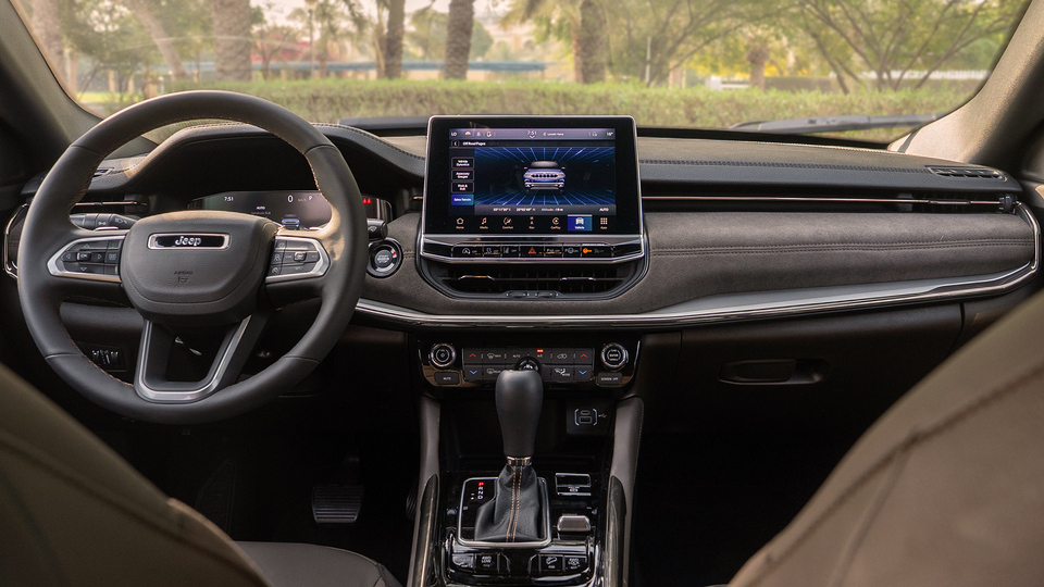 تكنولوجيا متقدمة على كل الطرق: شاشة رقمية مزدوجة، اتصال لاسلكي، وتجربة قيادة متكاملة