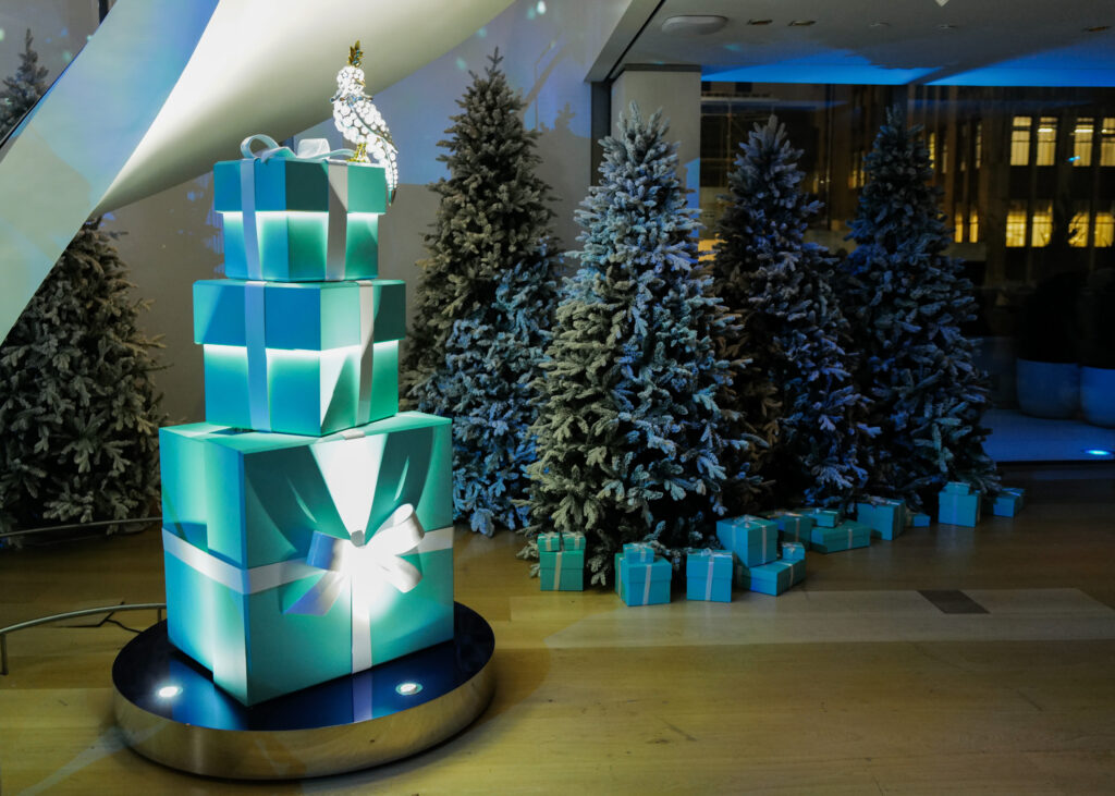 احتفالية تيفاني آند كو لموسم الأعياد تتألق بأجواء ساحرة وأنيقة