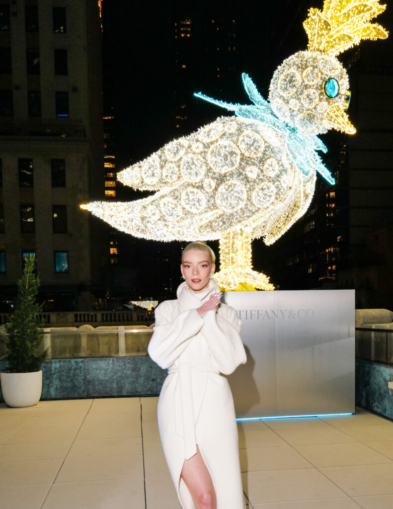 أنيا تايلور-جوي تدشن إضاءة مجسّم Bird on a Rock الرمزي لتيفاني