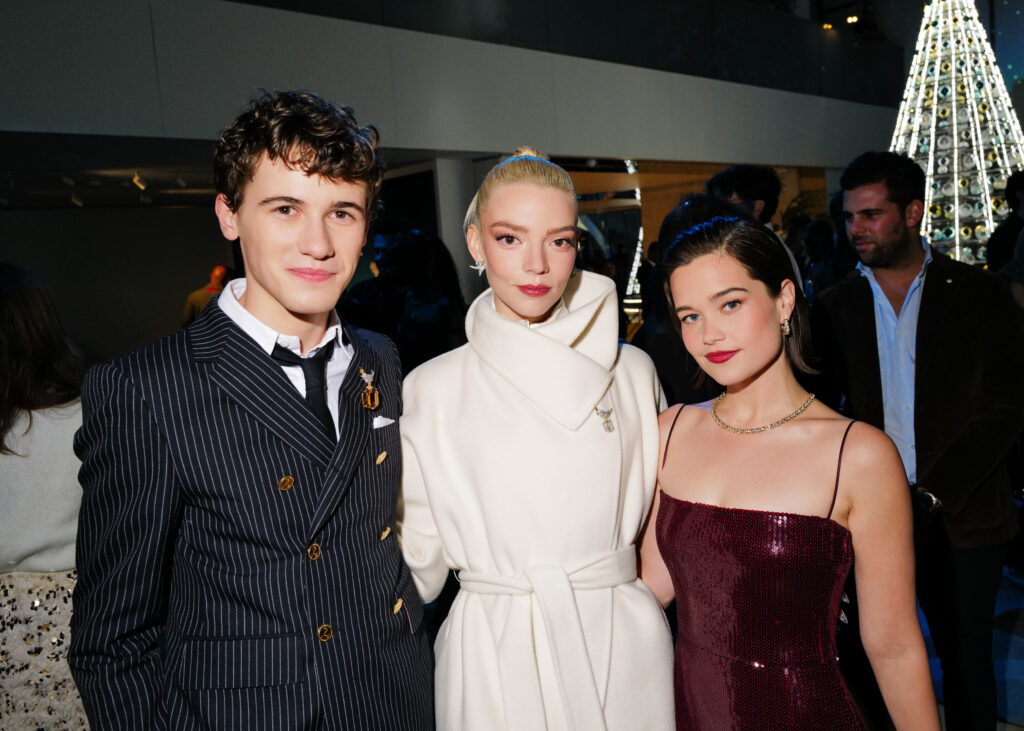 سام نيفولا وأنيا تايلور-جوي وسارة كاثرين هوك