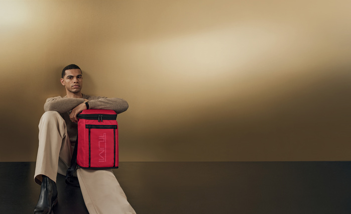 TUMI تطلق حملة Gift Joy فخامة الهدايا وتصاميم الموسم بلمسة احتفالية