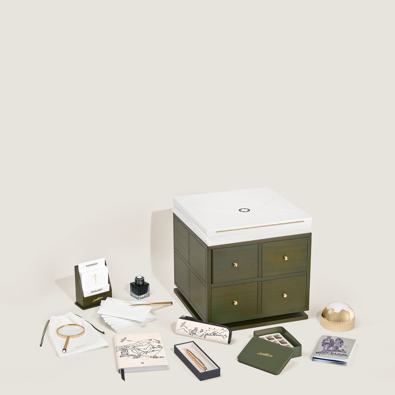 أدوات الكتابة والتواصل: بطاقات الأعياد، دفتر الملاحظات، وحافظة القلم تمنح تجربة شخصية وراقية للاحتفال بموسم الأعياد