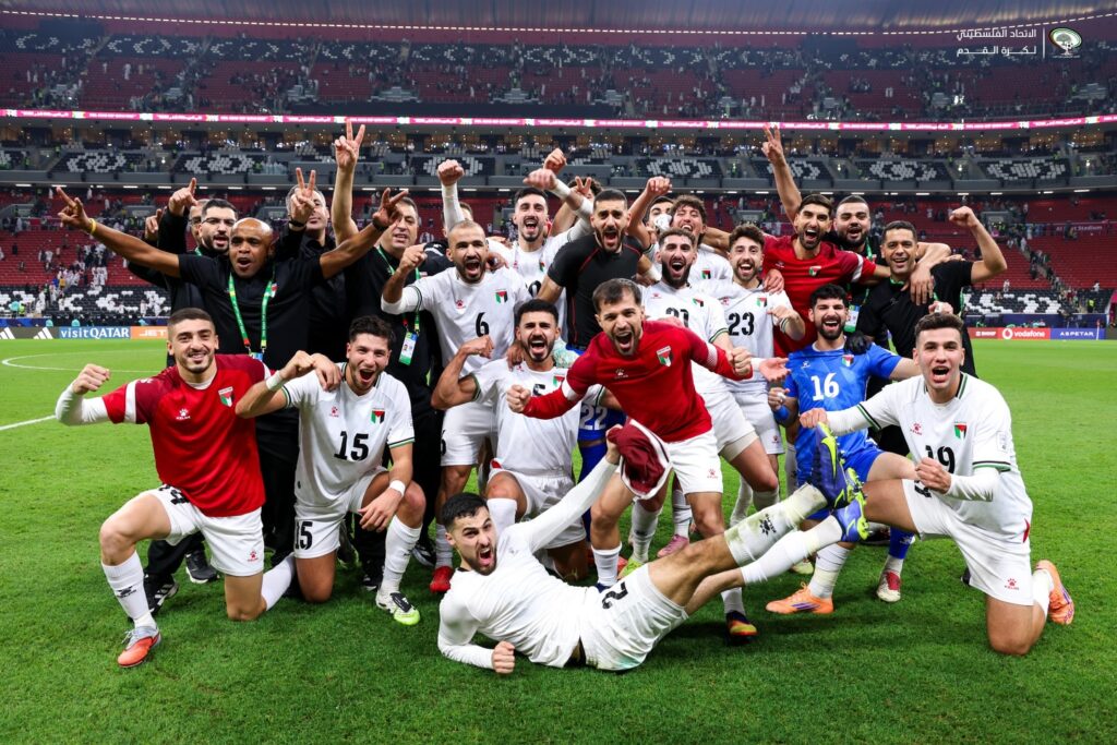 فلسطين تُصدم قطر وتفوز بهدف قاتل في افتتاح كأس العرب 2025 – مصدر الصورة: حساب الاتحاد الفلسطيني لكرة القدم على إنستغرام