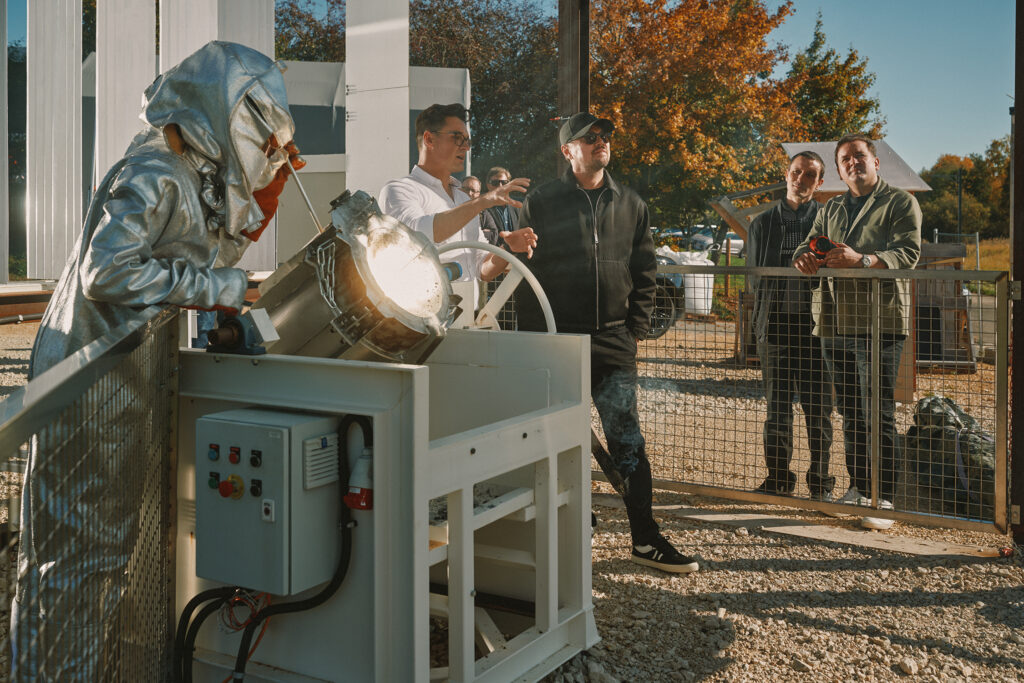 ليوناردو دي كابريو خلال تدشين الفرن الشمسي الأول من نوعه في سويسرا لدعم إنتاج ساعات ID Genève المستدامة