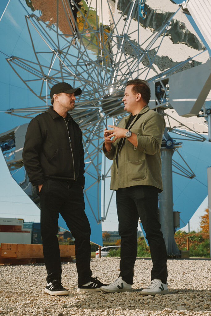 ليوناردو دي كابريو يدعم ثورة ساعات ID Genève المستدامة وإطلاق أول فرن شمسي بسويسرا