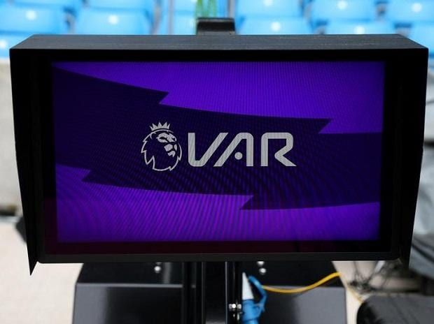 شاشة تقنية VAR خلال مباراة دولية وسط جدل حول توسع صلاحياتها في كأس العالم 2026 – مصدر الصورة: Pinterest
