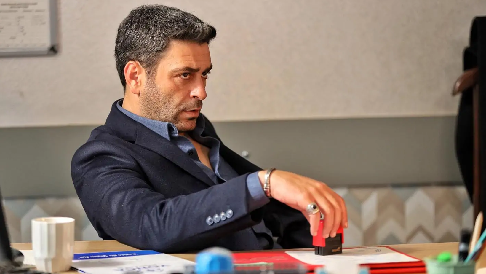 أوزان أكبابا: نجم متعدد المواهب يتألق في المدينة البعيدة ومسيرة فنية حافلة