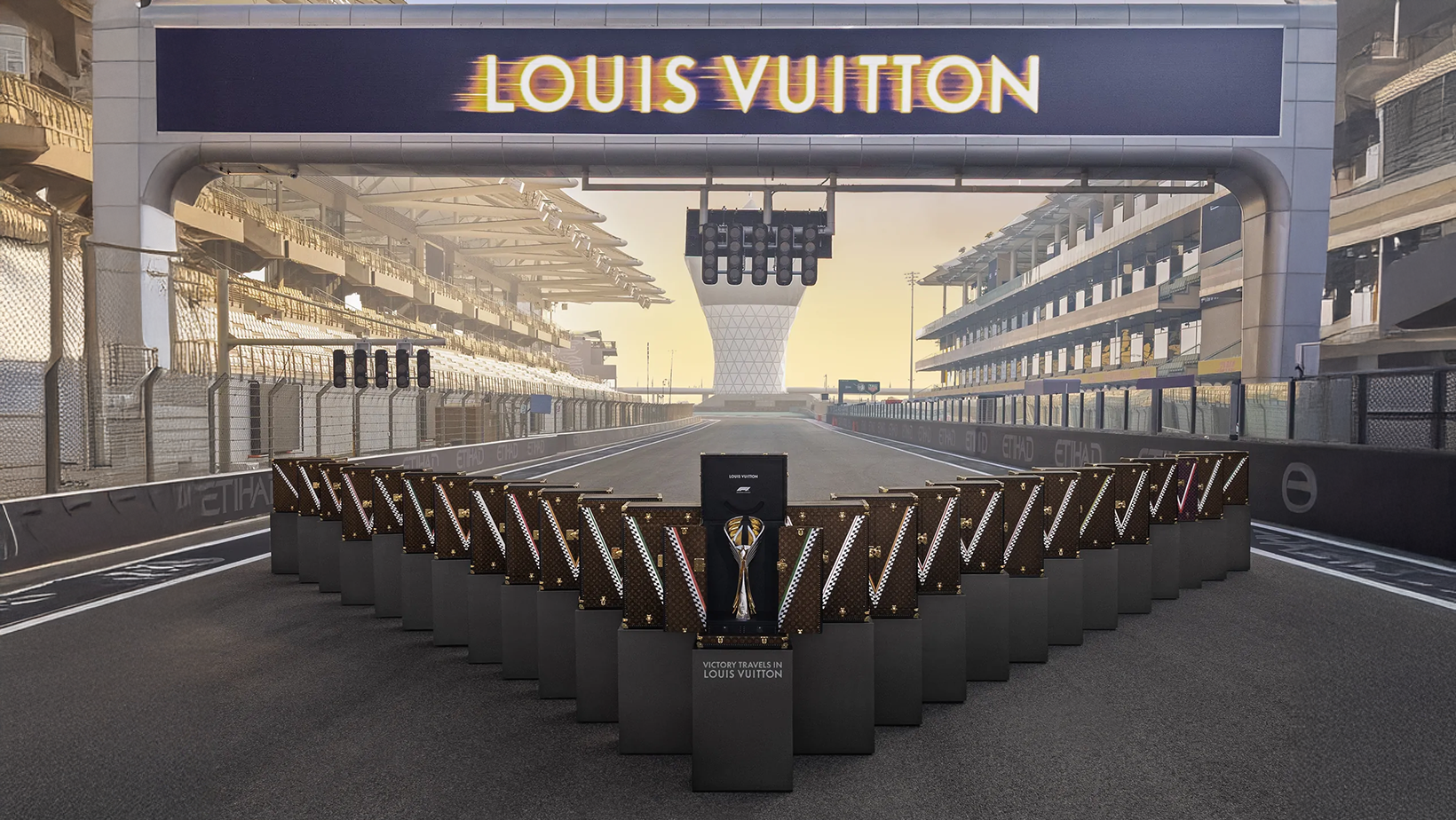 لويس فويتون تحتفي بخاتمة موسم الفورمولا 1 2025 في أبوظبي بعرض صناديق الكؤوس الـ24