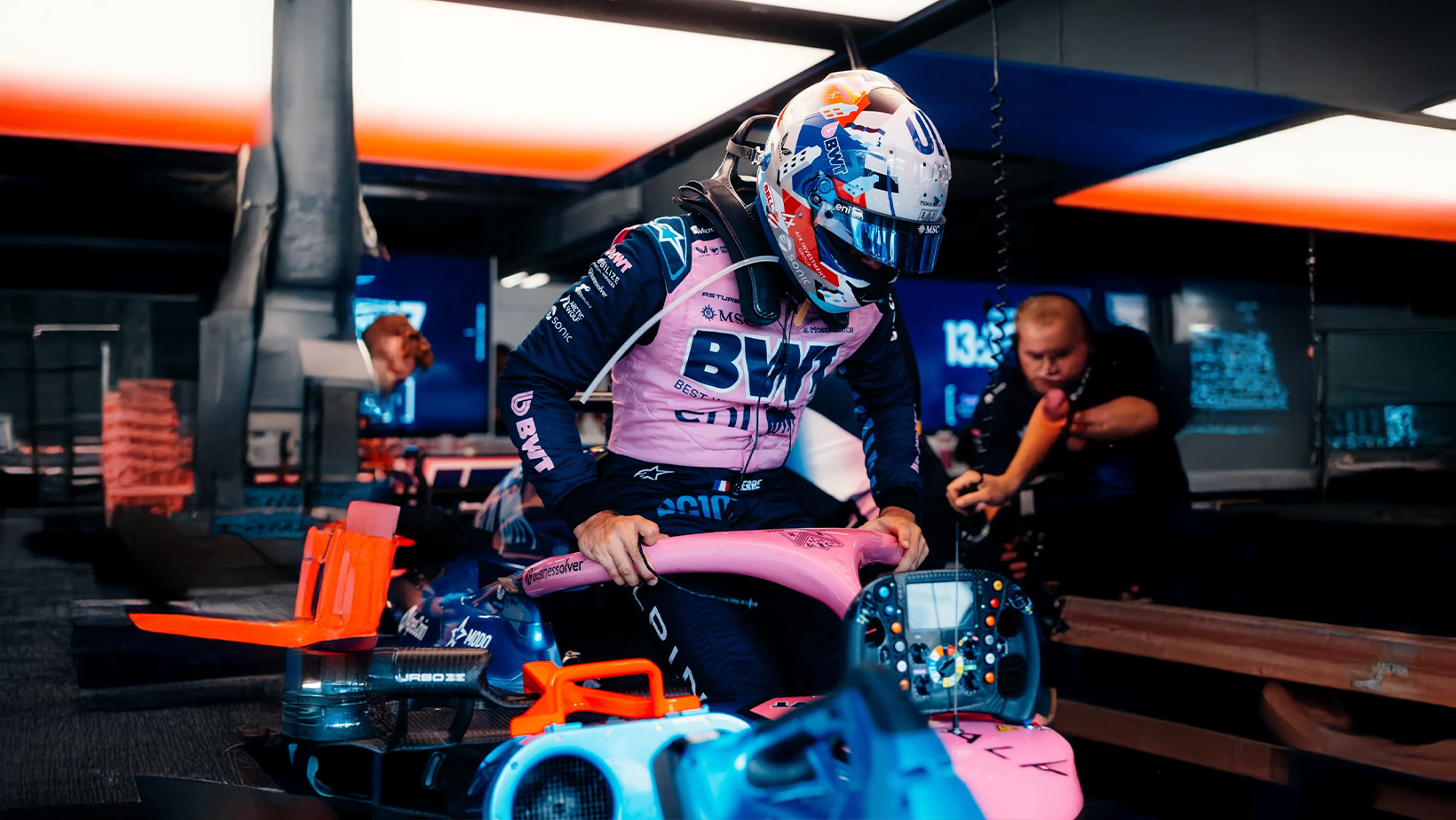 الفن يقتحم حلبات الفورمولا 1.. خوذة بيير غاسلي تتحول إلى لوحة