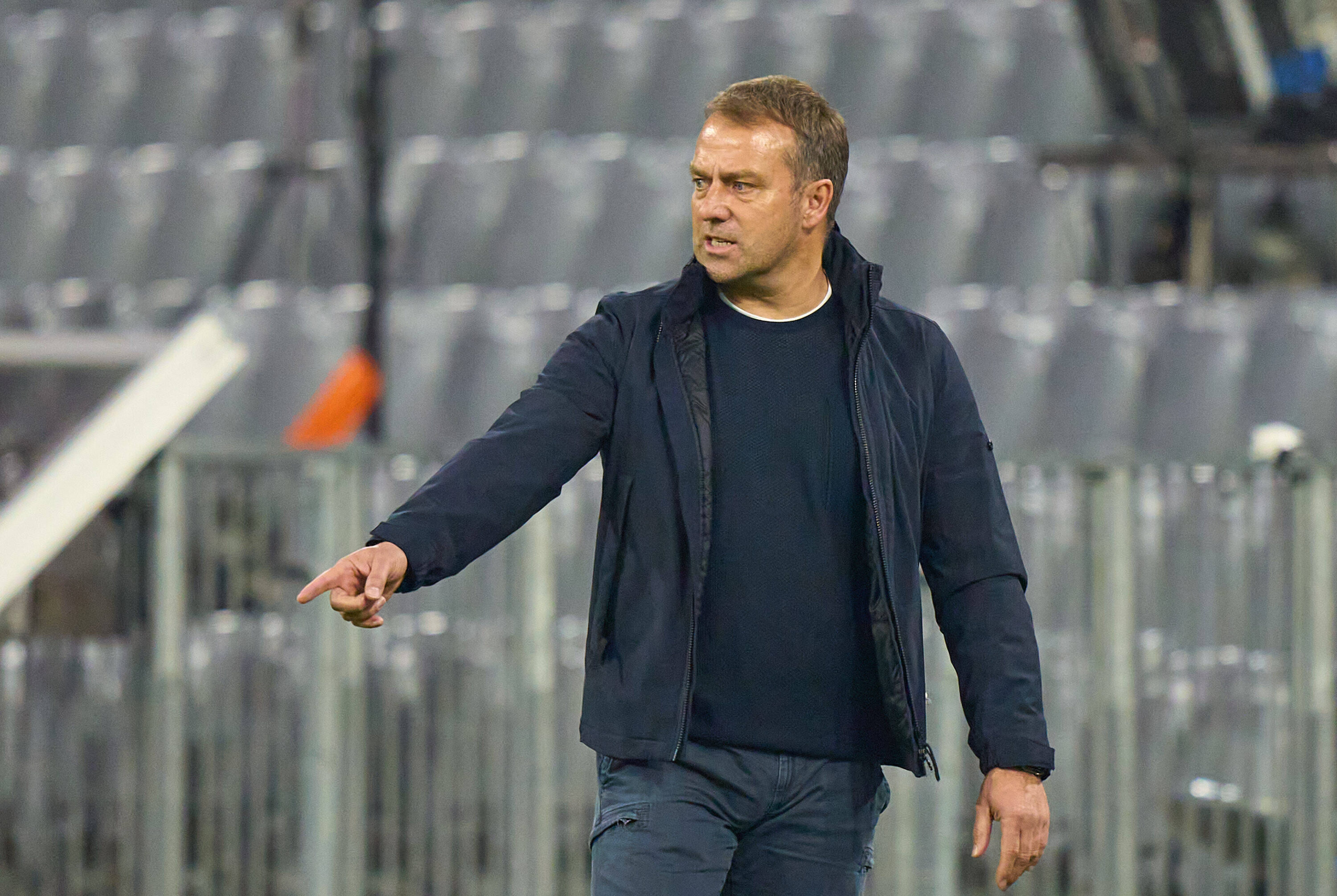 هانز فليك يفرض بصمته ويخطف جائزة الأفضل في الدوري الإسباني