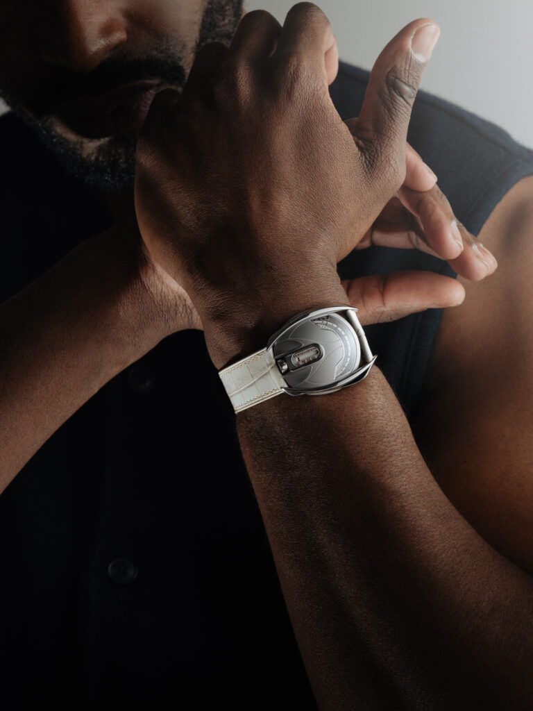 ساعة المحارب: تصميم جريء مستوحى من الدروع والأسلحة العربية