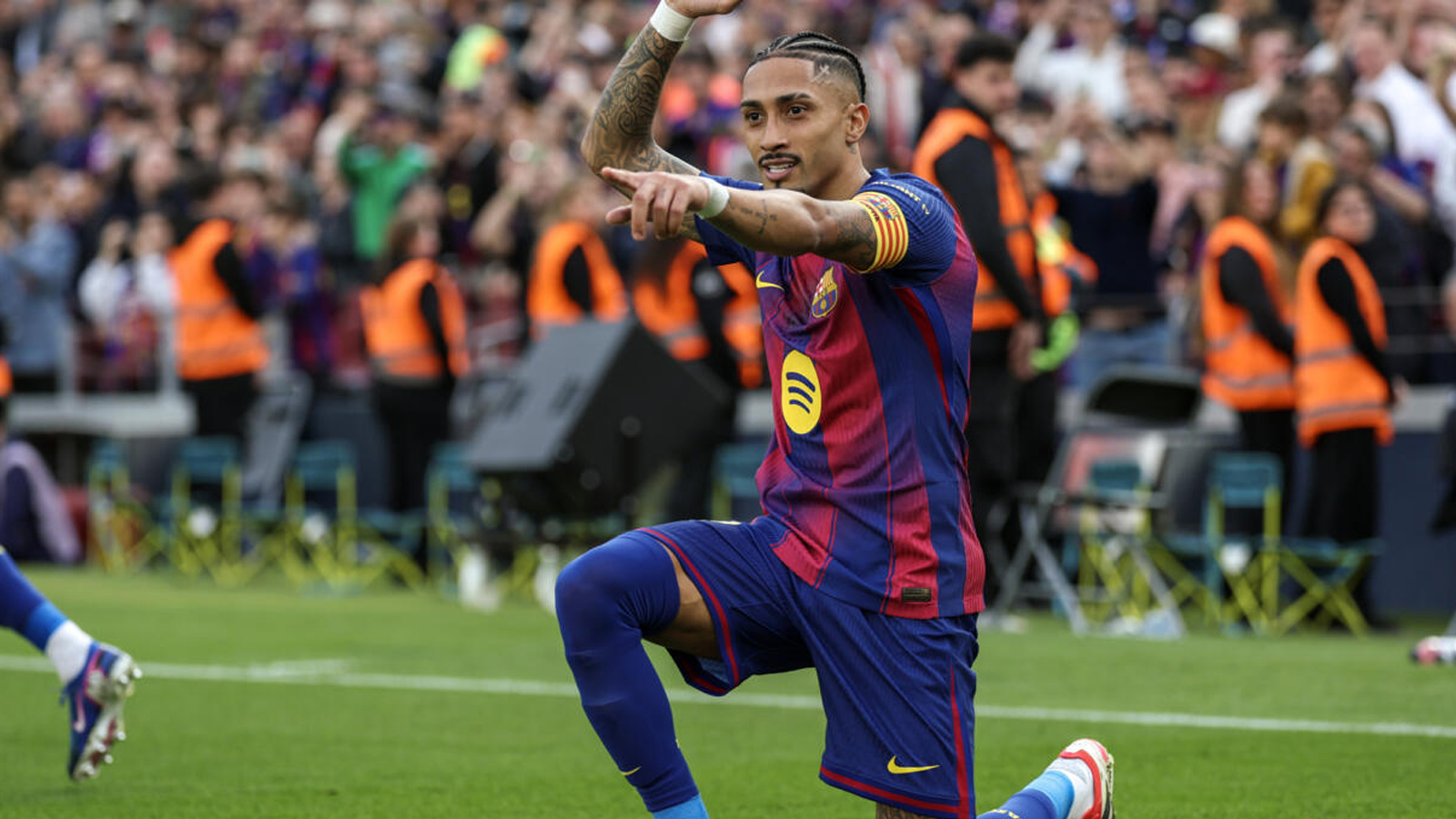 في ليلة رافينيا برشلونة يسحق إشبيلية ويبتعد في صدارة الدوري الإسباني