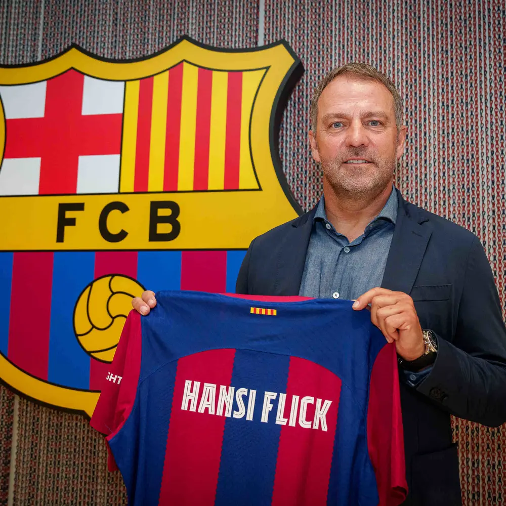 برشلونة تحت قيادة فليك يحقق العلامة الكاملة في مارس ويؤكد هيمنته على الليغا