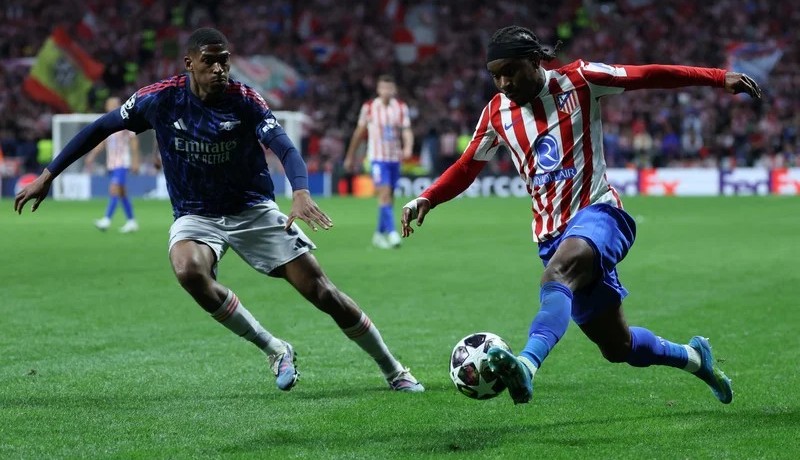 صراع العمالقة يتأجل في مدريد: تعادل ثمين بين أتلتيكو وأرسنال