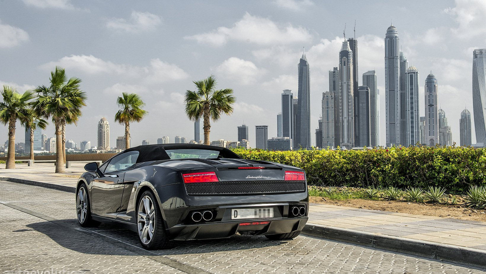 تأجير سيارات فاخرة في مطار دبي: أفضل الخيارات والأسعار