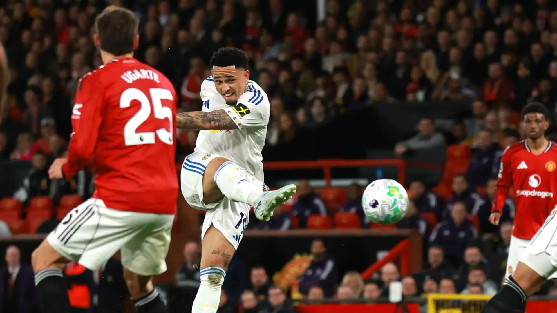 ليدز يهزم مانشستر يونايتد لأول مرة منذ 1981 في الدوري الإنجليزي