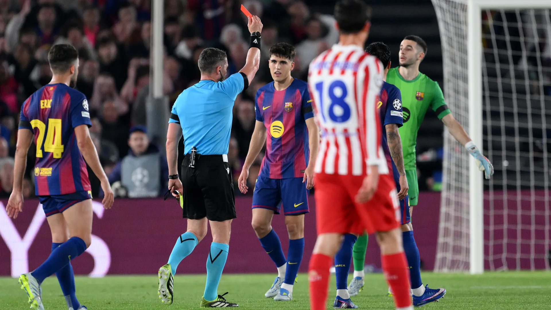 جدل تحكيمي: هل ظلم الحكام برشلونة أمام أتلتيكو مدريد في قمة الأبطال