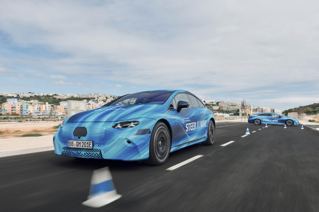 تقنية التوجيه بالسلك في EQS الجديدة من مرسيدس بنز تمنحك تحكمًا أكثر سلاسة ودقة تجربة قيادة بلا حدود