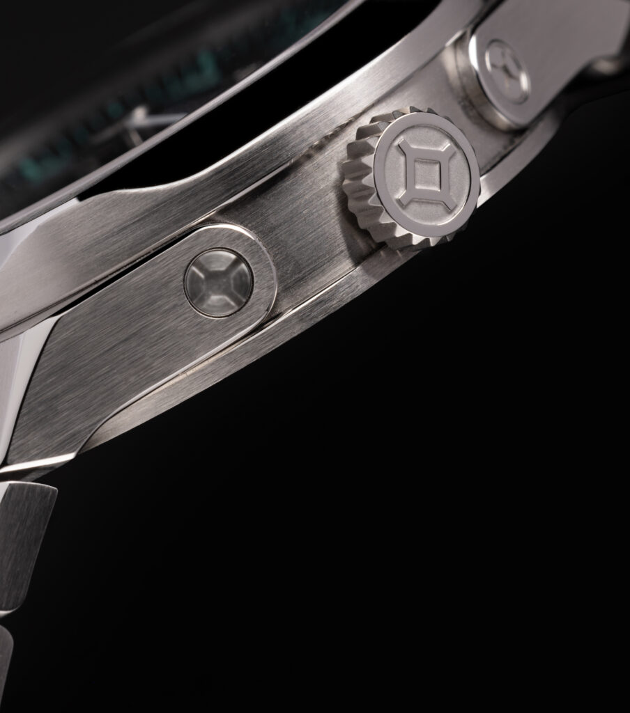 علبة ذات زوايا حادة ولمسات نهائية مصقولة وتاج هندسي مميز