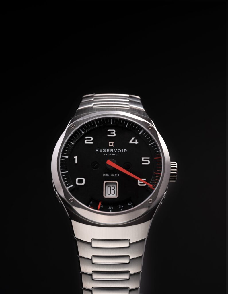 تصميم مستوحى من أدوات القياس يمتد ليشمل الهيكل بالكامل في رؤية جريئة لهوية العلامة التجارية