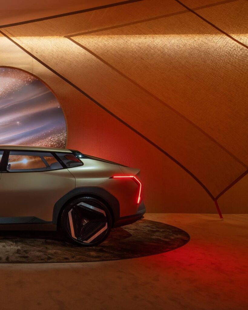 عجلة القيادة مستوحاة من وحدات التحكم في الألعاب، مع أوضاع قيادة رقمية تدمج بين الأداء الرياضي والتجربة الترفيهية التفاعلية