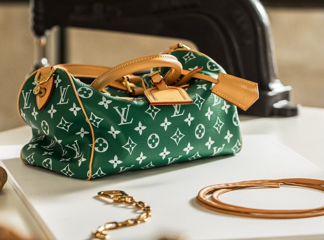 حين تُروى الحكايات من داخل الحقيبة: لويس فويتون تكشف عوالم النجوم مع Speedy P9