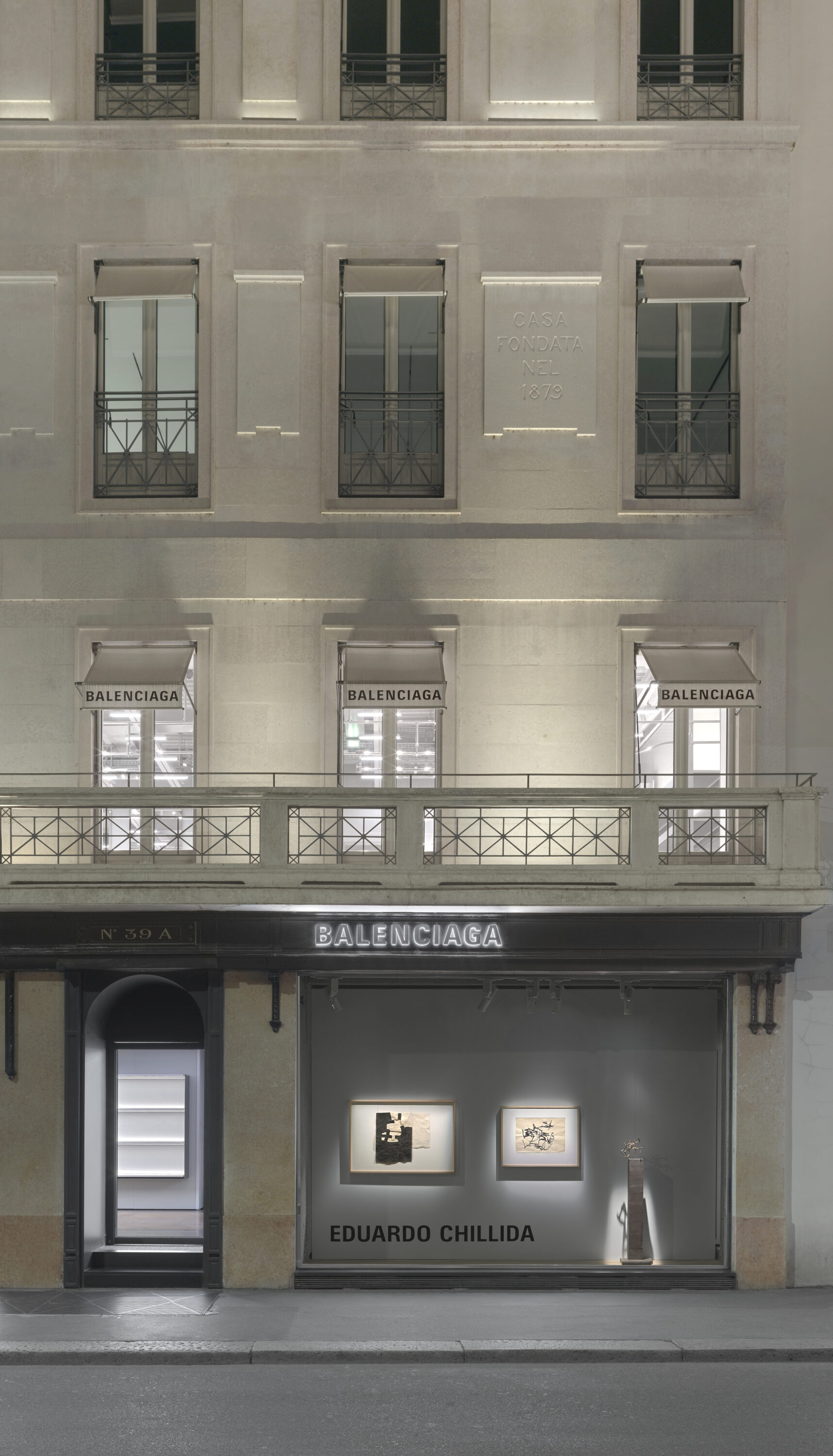 بالنسياغا تمزج الفن والأزياء: تكريم إدواردو تشيليدا وتراث الباسك في ميلانو