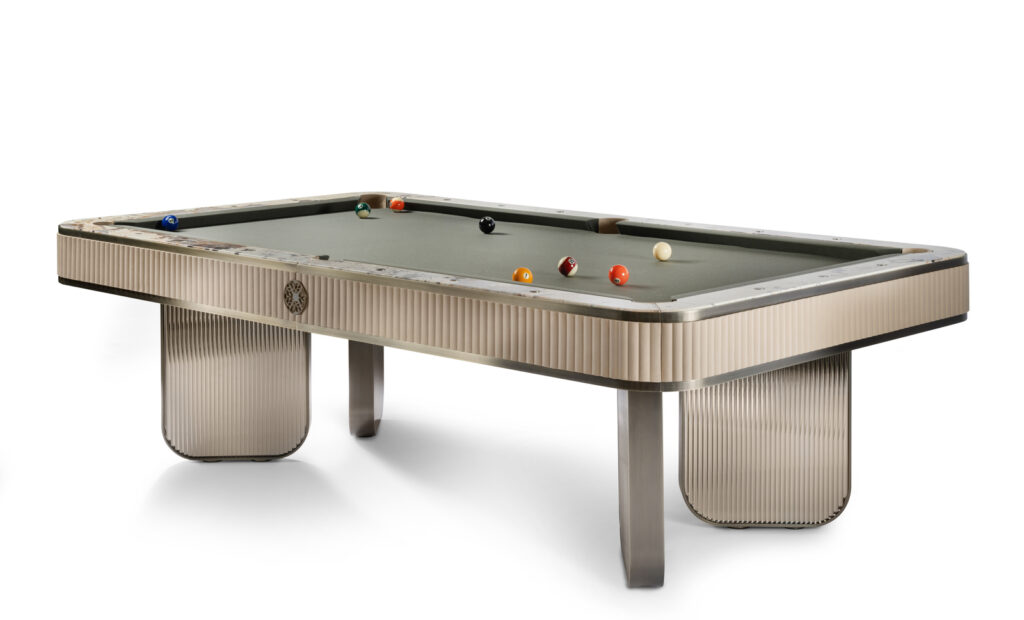 أداء احترافي بلمسة فنية: طاولة بلياردو تجمع بين الدقة الوظيفية وأناقة التصميم الداخلي
