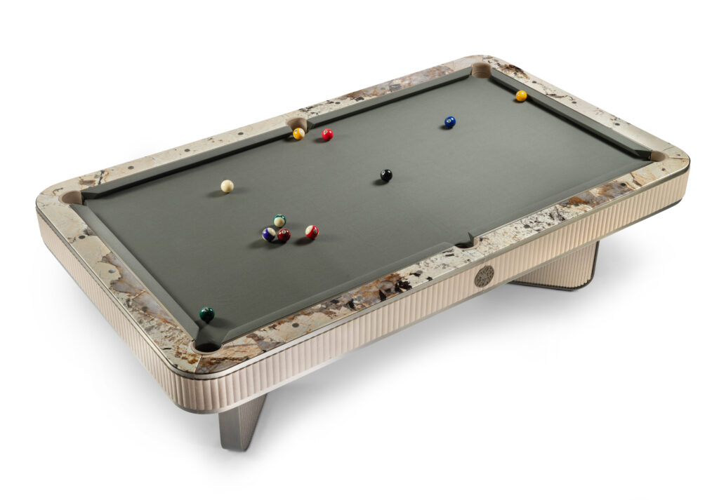 تناغم البرونز والزجاج والرخام: طاولة بلياردو بنَفَسٍ معماري تجسّد خفة التصميم وفخامة التفاصيل
