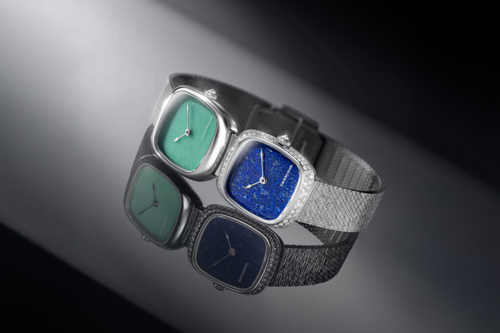 إصدار Dennison ALD Mini Dual Time يعرض هيكل الحافظتين المكدستين لتشغيل شاشتين مستقلتين للوقت، بتصميم معماري فريد