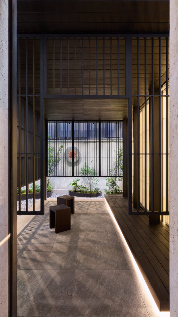 تصميم يوازن بين البساطة اليابانية والتجريب المعاصر خارج قوالب العرض التقليدي
