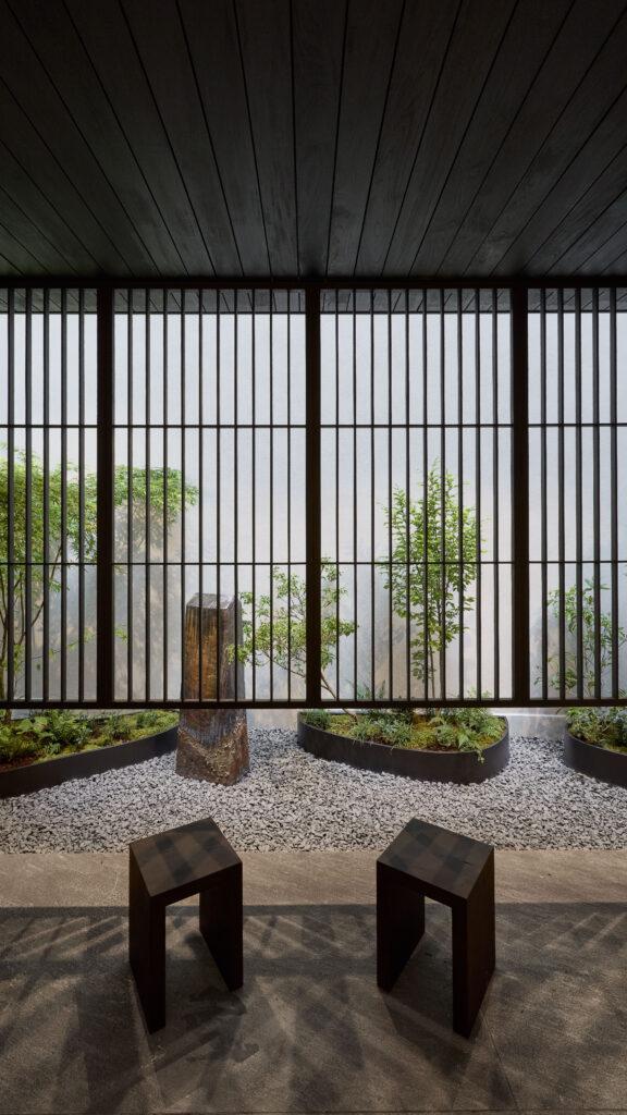 بيئة تأملية مستوحاة من اليابان: تجربة حسّية تدعو إلى التمهّل واكتشاف عمق المادة والطقوس
