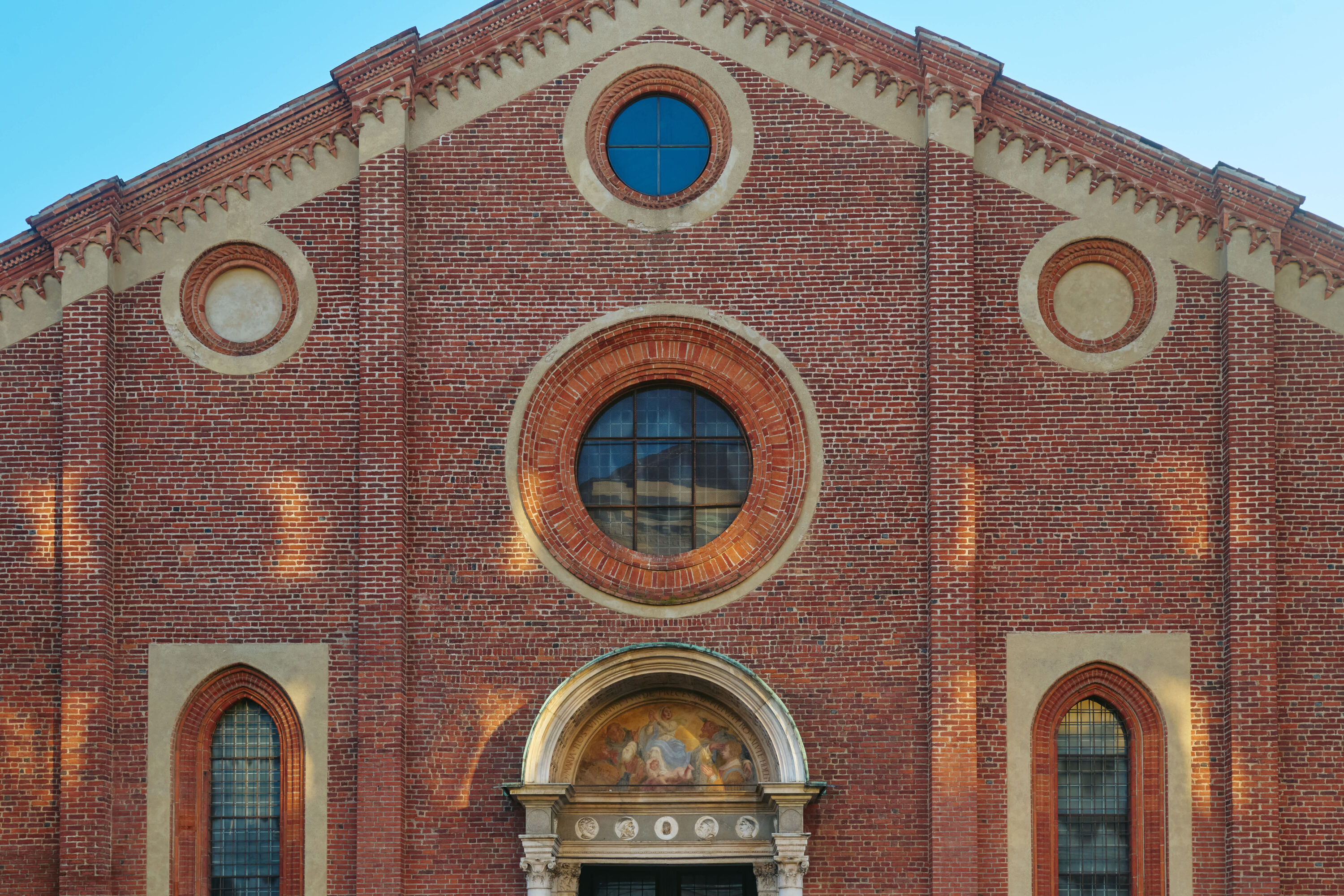 ميلانو تتألق بإبداعات ديور وبرادا: حوار الفن في صالون ديل موبيلي