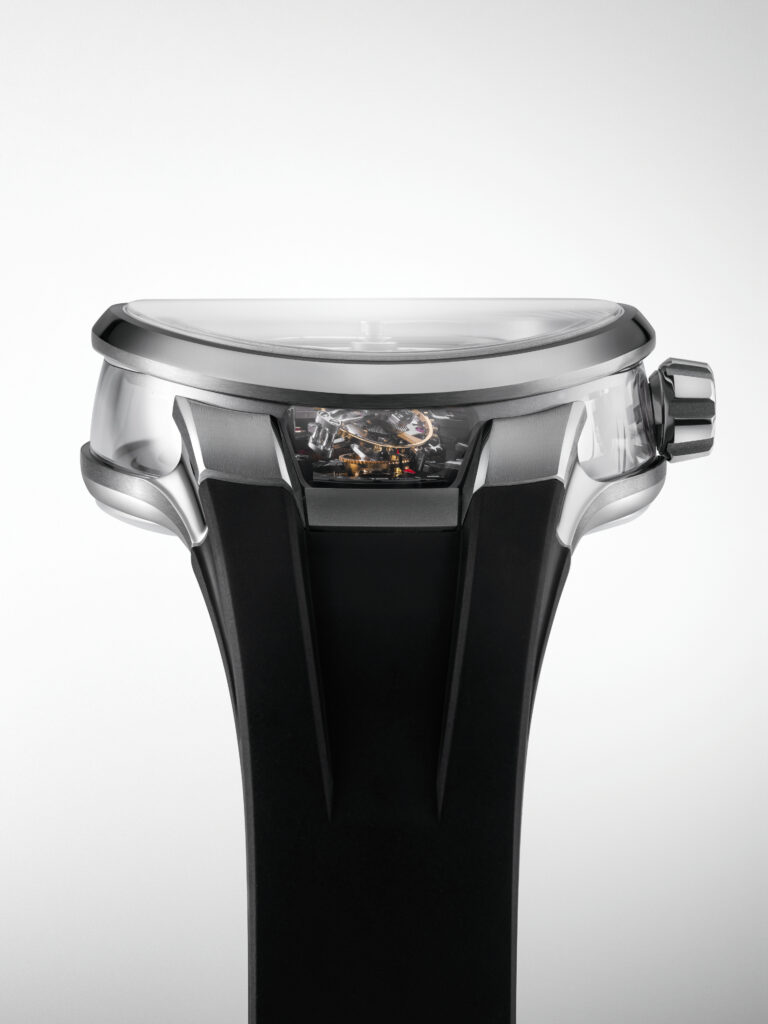 علبة التيتانيوم المحدبة تدمج كريستال الياقوت لتكشف عن كل زاوية من روعة حركة Tourbillon 24 Secondes Architecture
