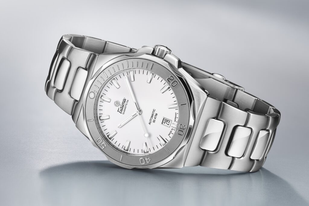 الميناء الأبيض اللامع: وضوح بصري وتصميم موجّه نحو المغامرة