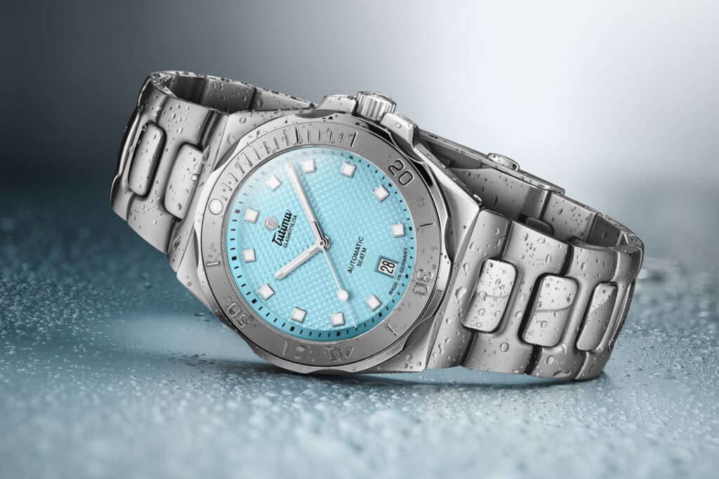 الميناء الأزرق الفيروزي: عمق متلألئ مستوحى من حركة البحر